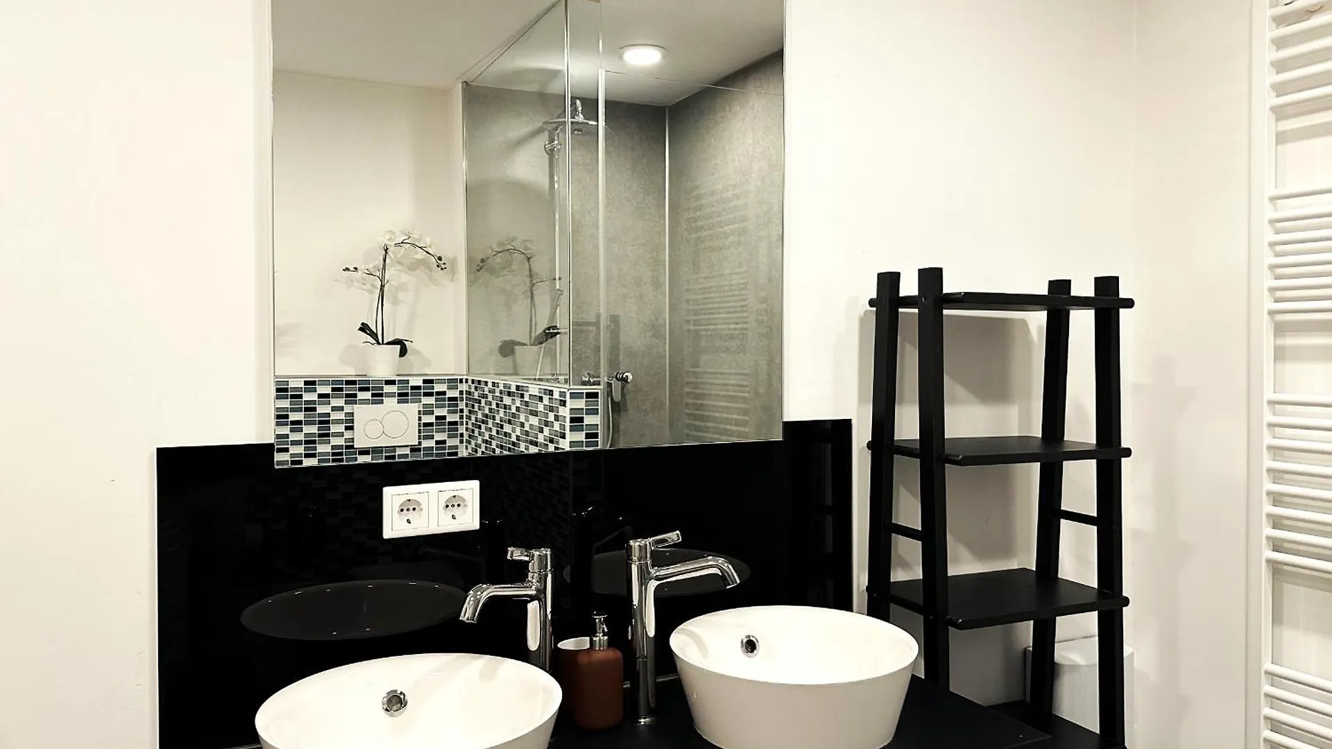 Exklusives Hafen-Appartement Mit Whirlpool, Mit Wasserblick, City-Nah & Eigenem Parkplatz Hamburg 0*,  Germany
